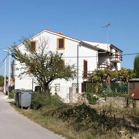 With A Parking Space Stinjan, - 7253 * بولا