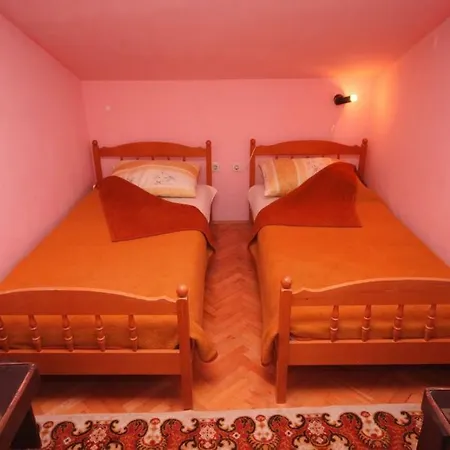 With A Parking Space Stinjan, - 7253 * بولا