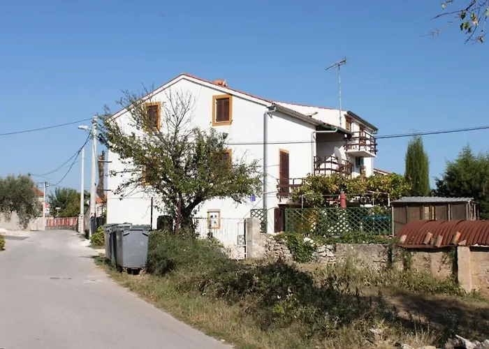 With A Parking Space Stinjan, - 7253 * Πούλα